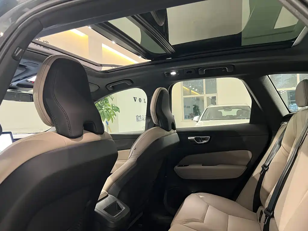 Volvo XC60 2026 B5 Luxury