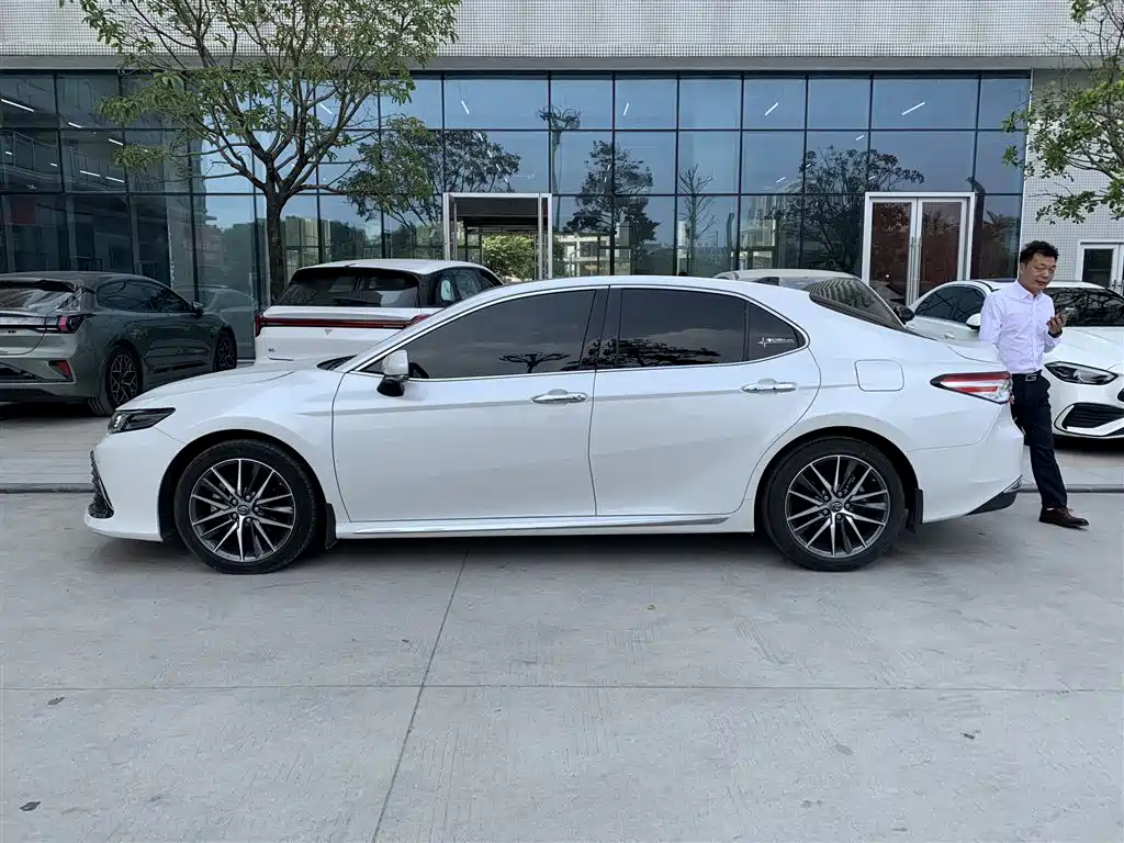 Toyota Camry — миниатюра 3