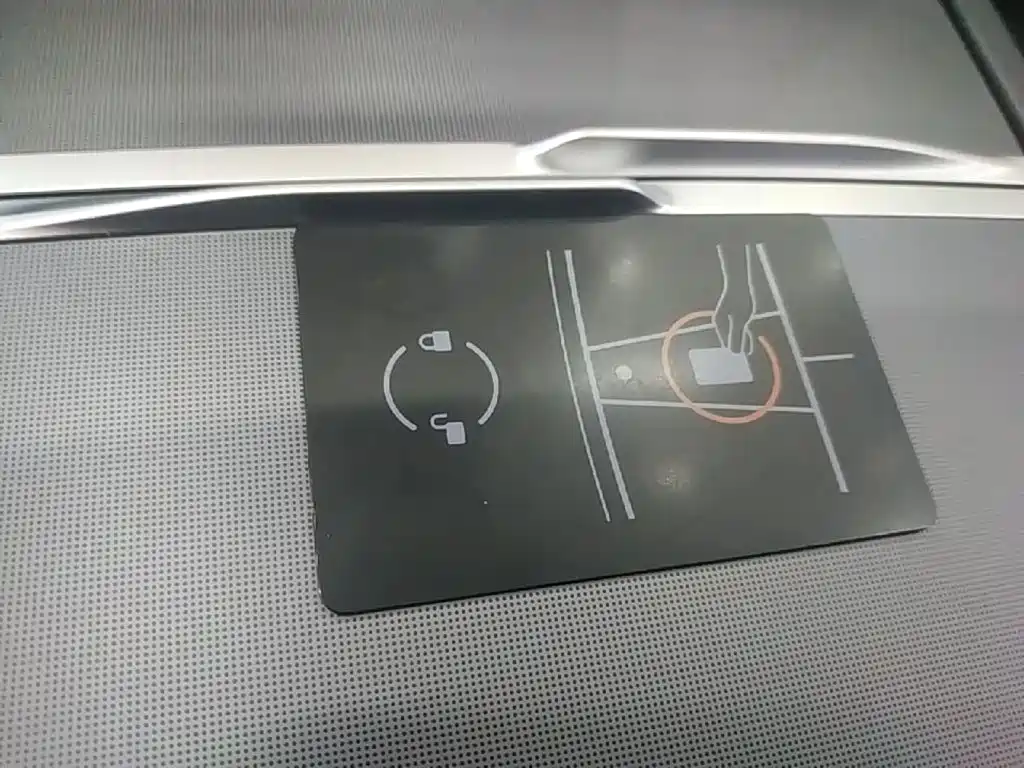 Tesla Model 3 — миниатюра 9