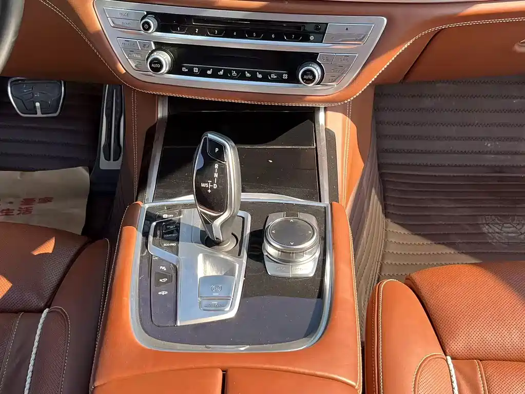 BMW 7 Series — миниатюра 11