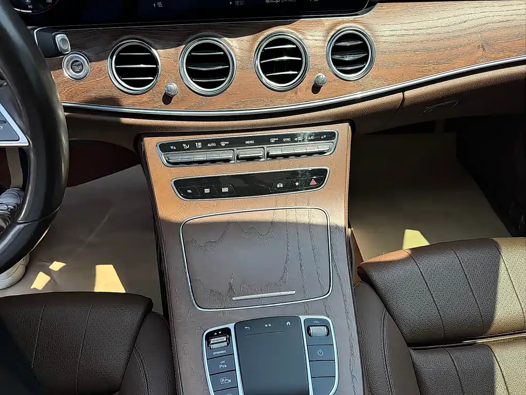 Mercedes-Benz E-Class — миниатюра 11
