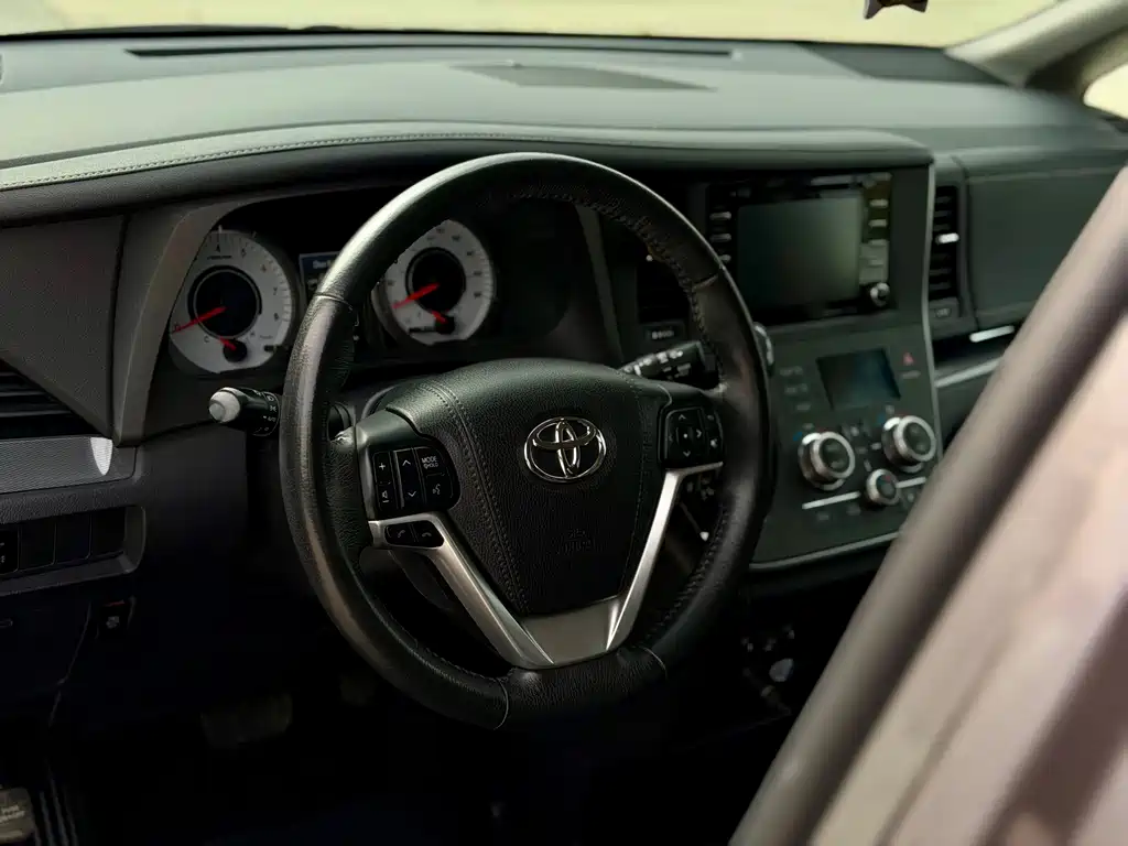 Toyota Sienna — миниатюра 10