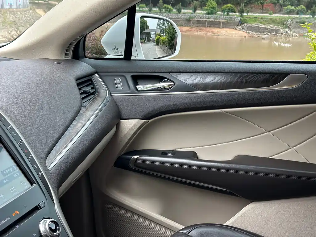 Lincoln MKC — миниатюра 12