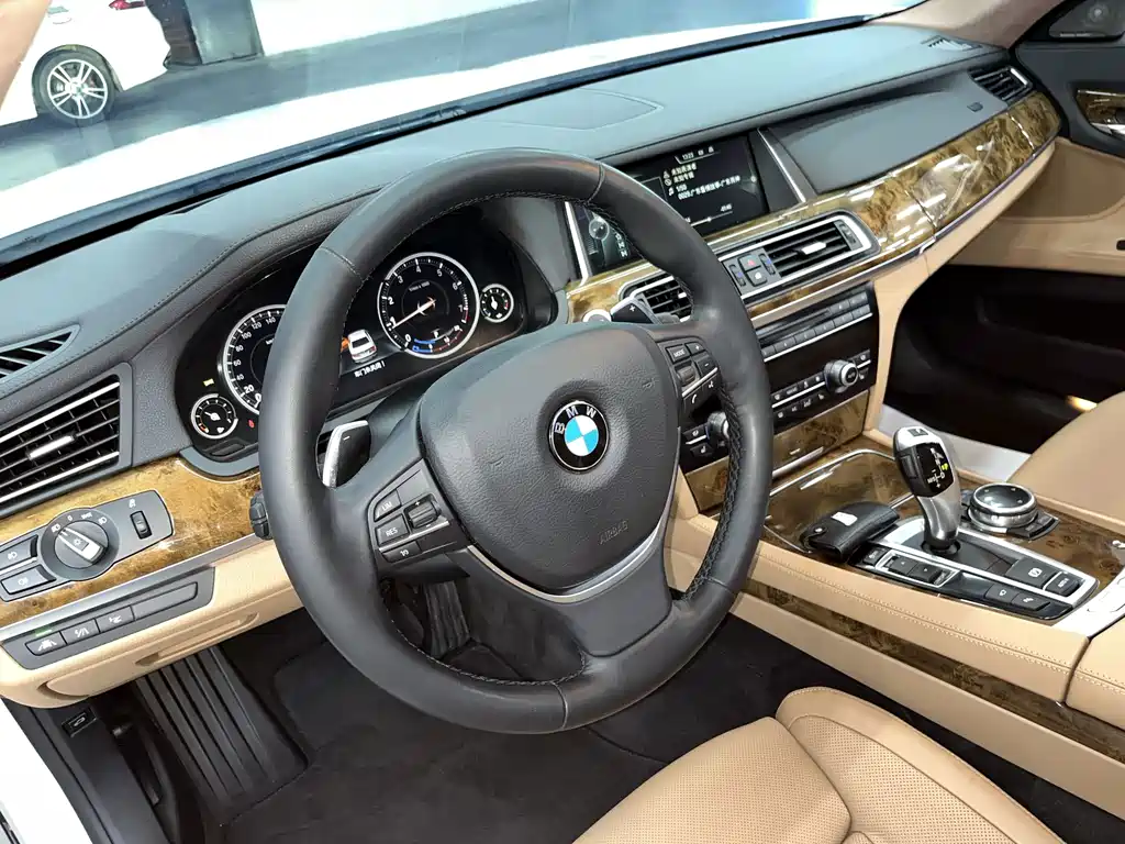 BMW 7 Series — миниатюра 8