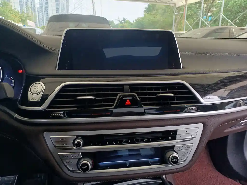 BMW 7 Series — миниатюра 27