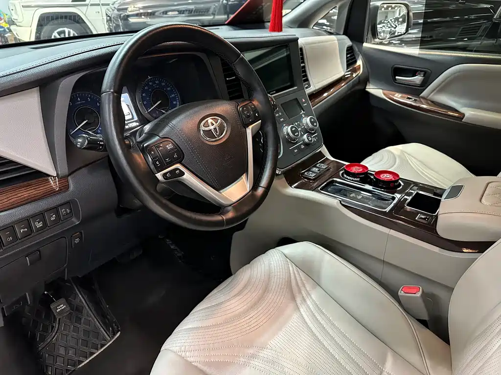 Toyota Sienna — миниатюра 8