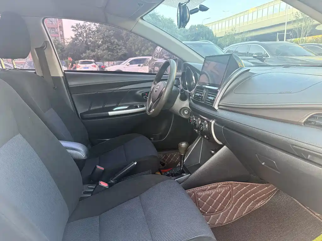Toyota Yaris L — миниатюра 5
