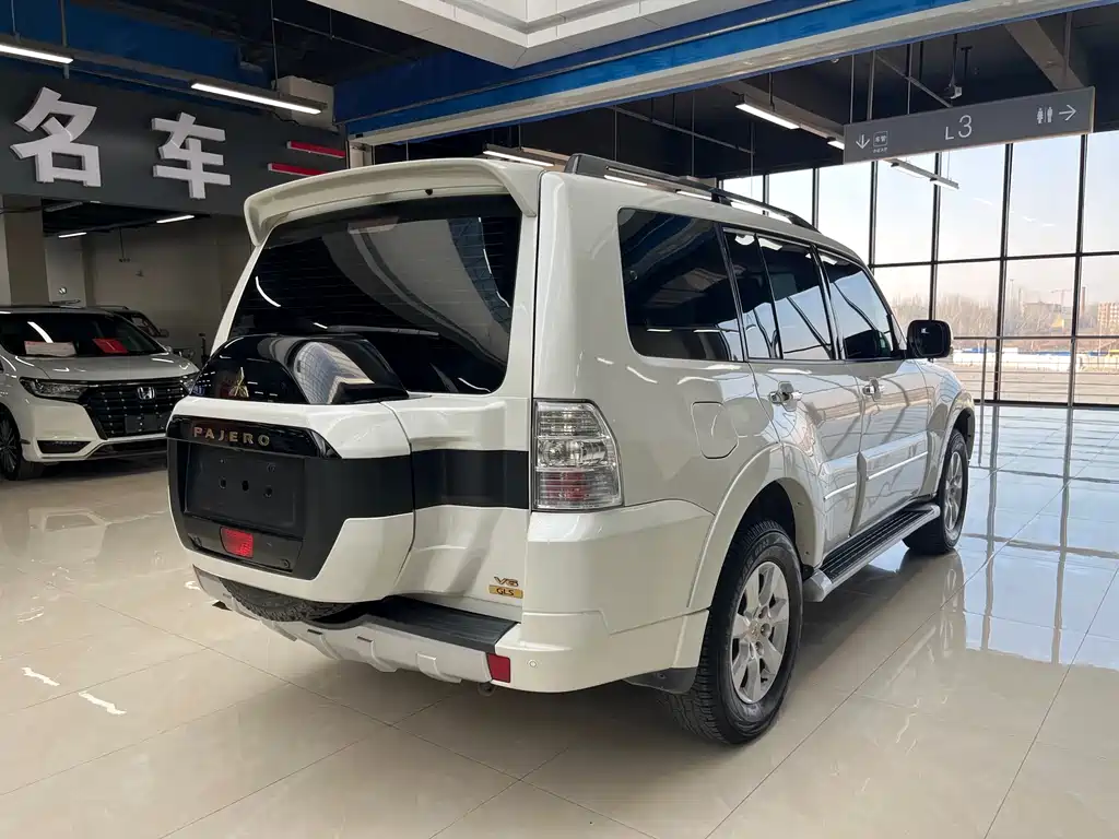 MITSUBISHI PAJERO