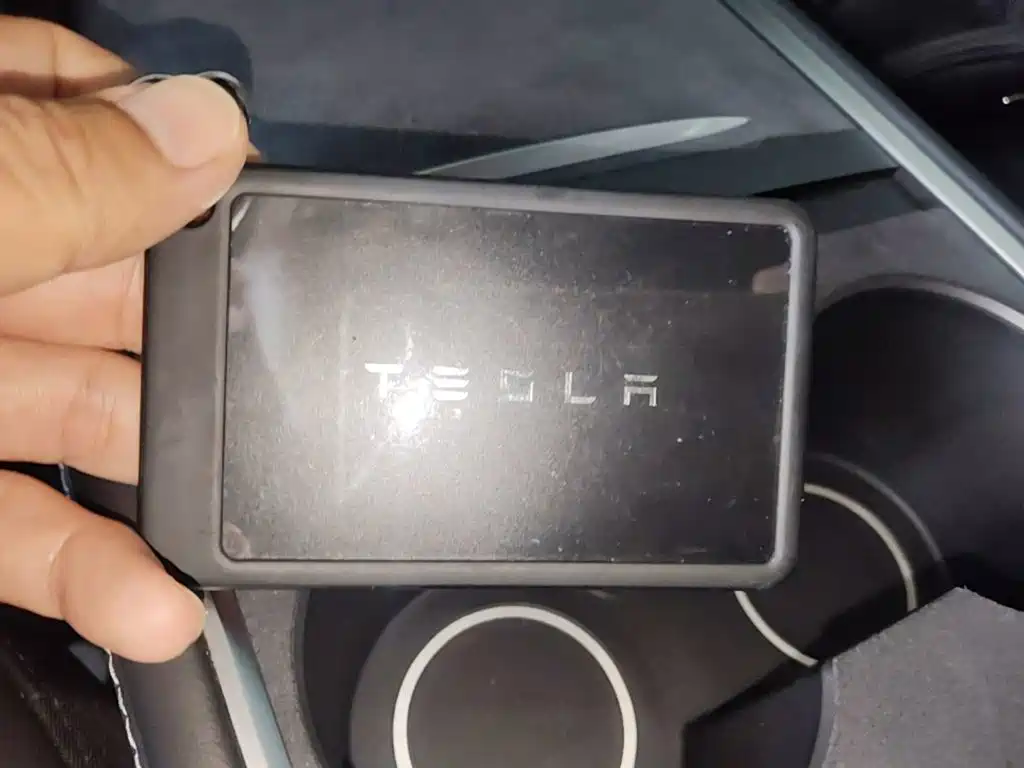 Tesla Model Y — миниатюра 9