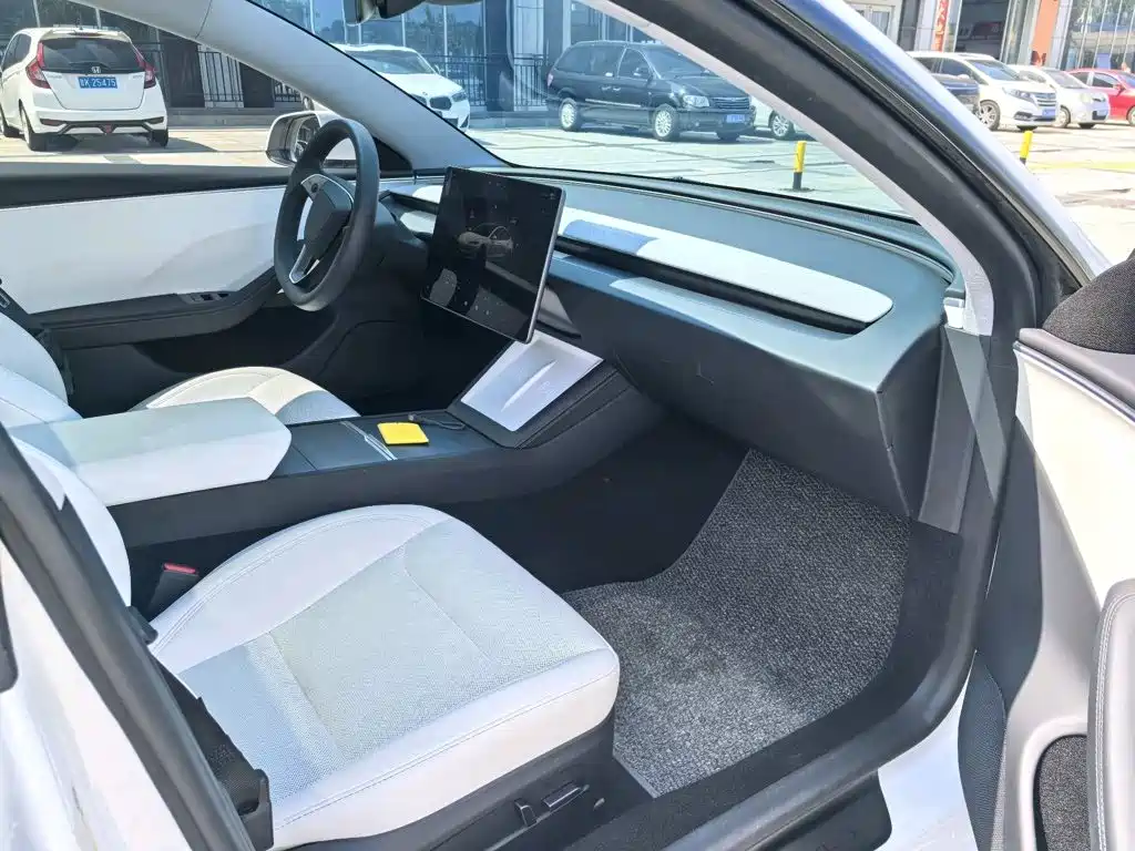 Tesla Model 3 — миниатюра 7