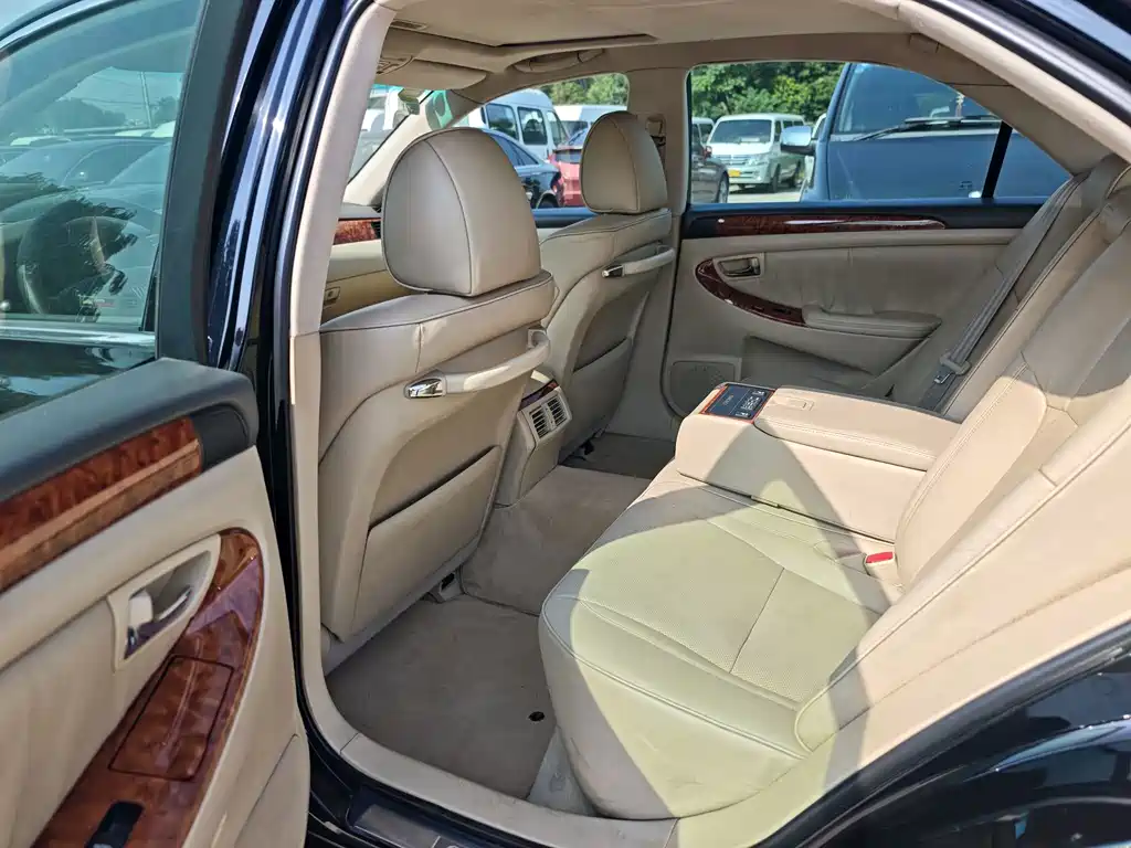 Toyota Crown — миниатюра 8