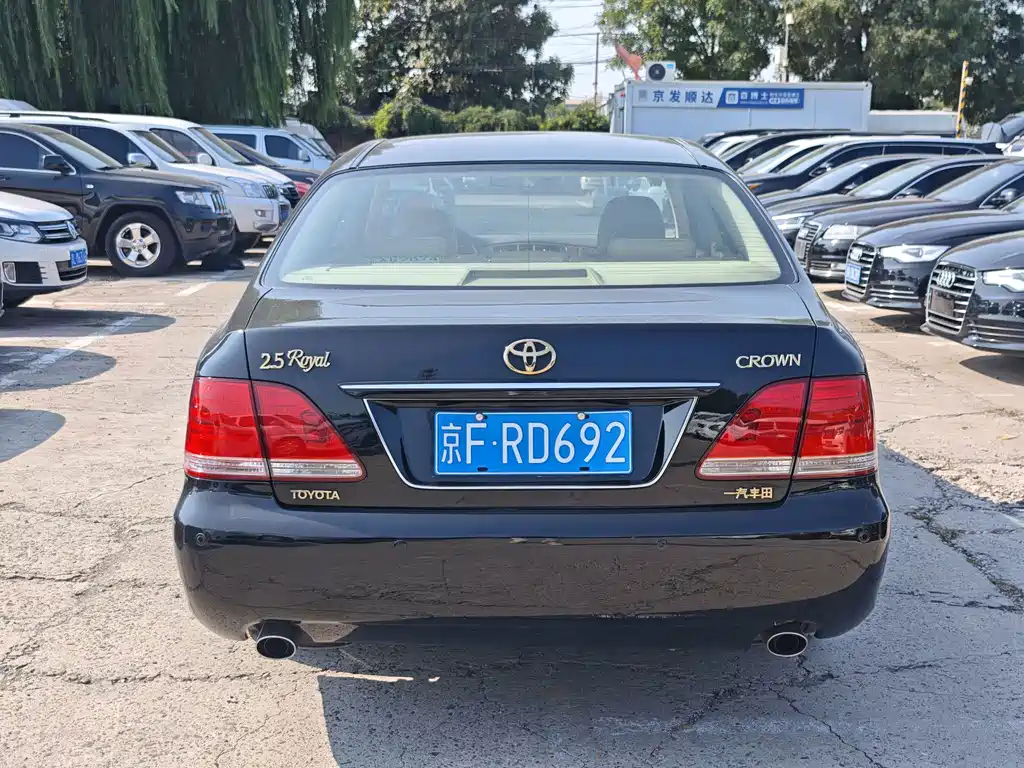 Toyota Crown — миниатюра 3