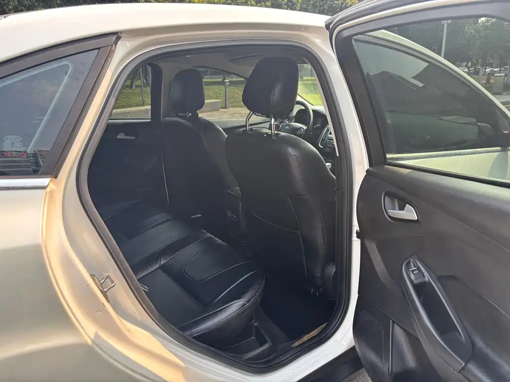 Ford Focus 2015 EcoBoost 180 AT Elite