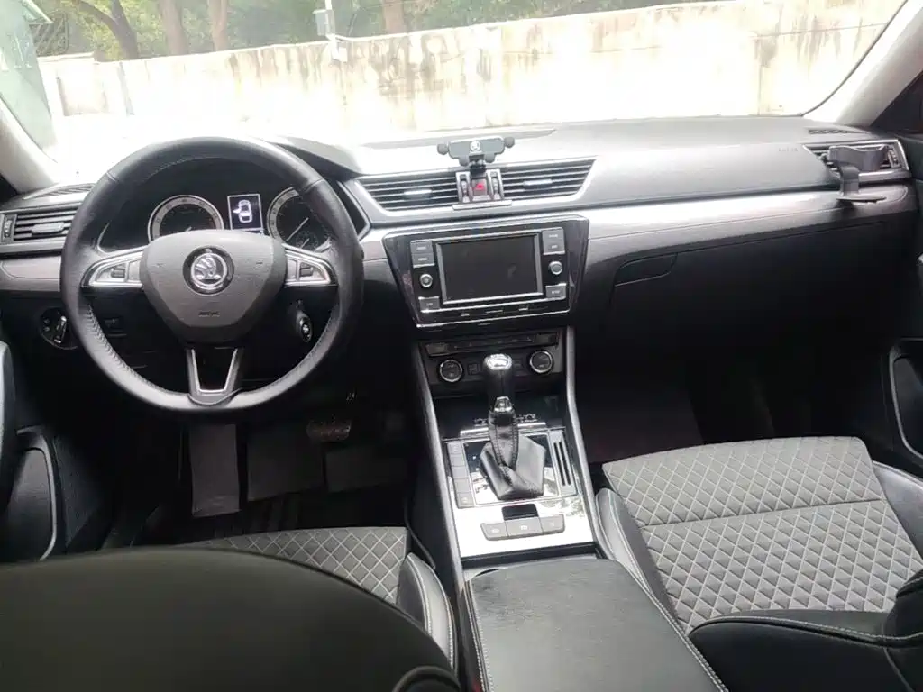 Skoda Superb — миниатюра 10