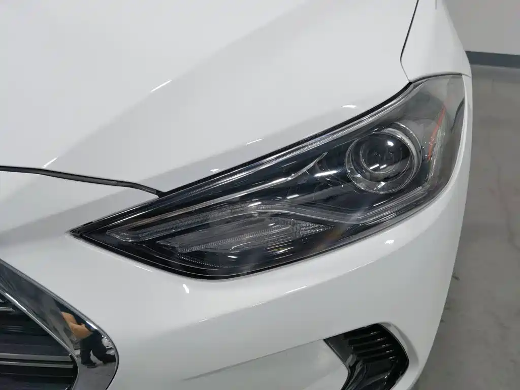 Hyundai Elantra — миниатюра 7