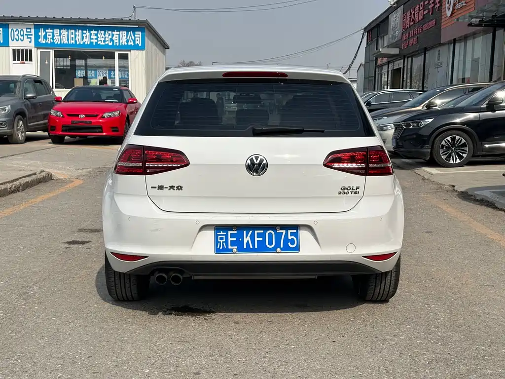 VOLKSWAGEN GOLF