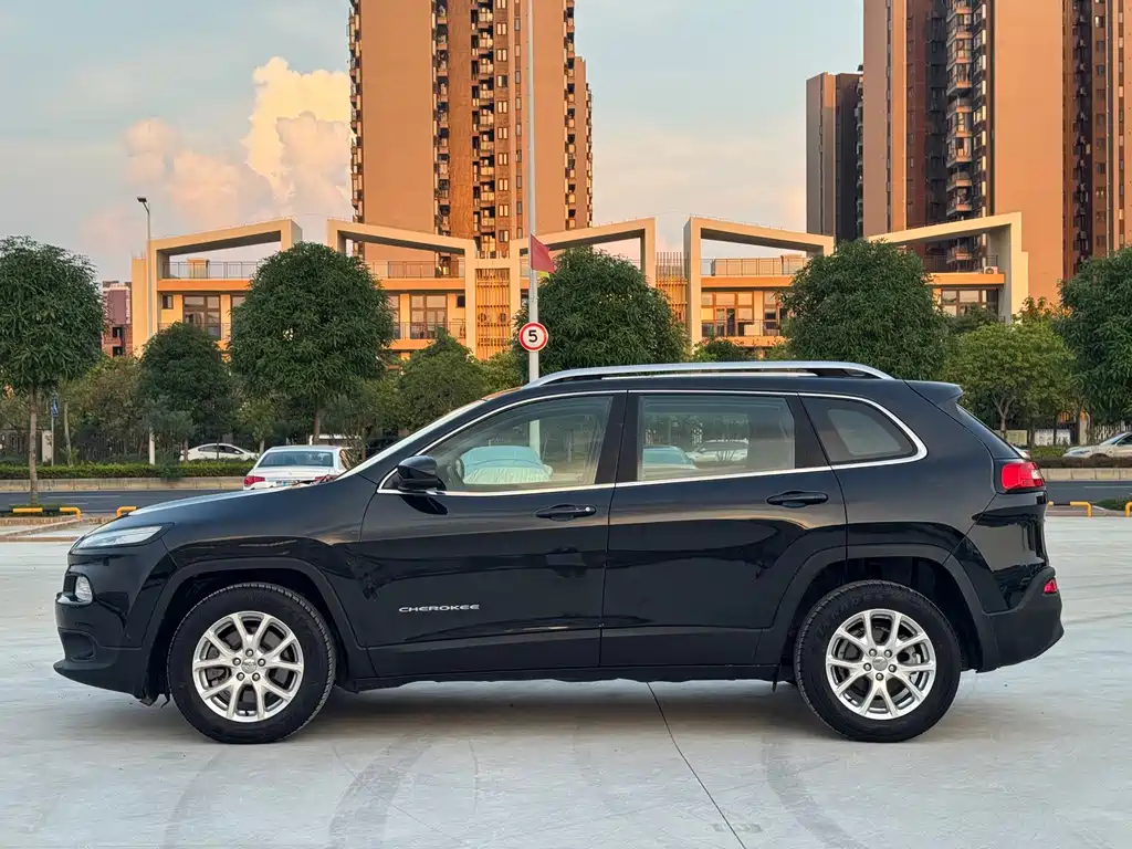 Jeep Cherokee — миниатюра 8