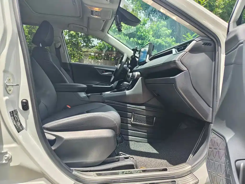 Toyota RAV4 — миниатюра 12