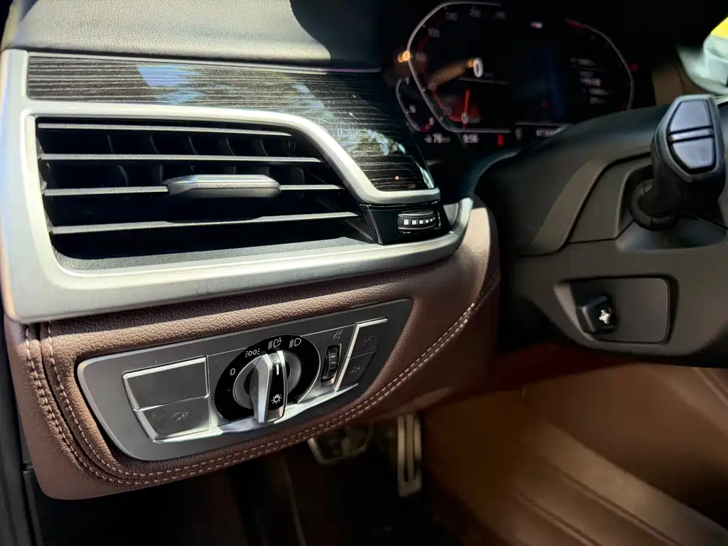 BMW 7 Series — миниатюра 9