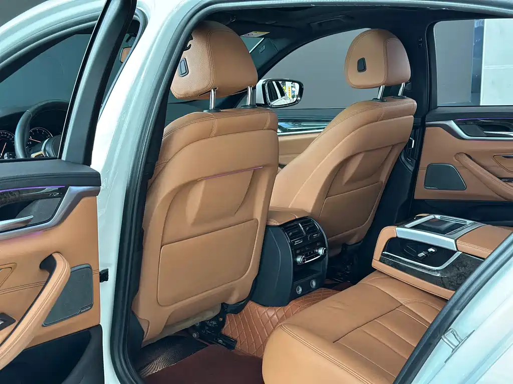 BMW 5 Series — миниатюра 11