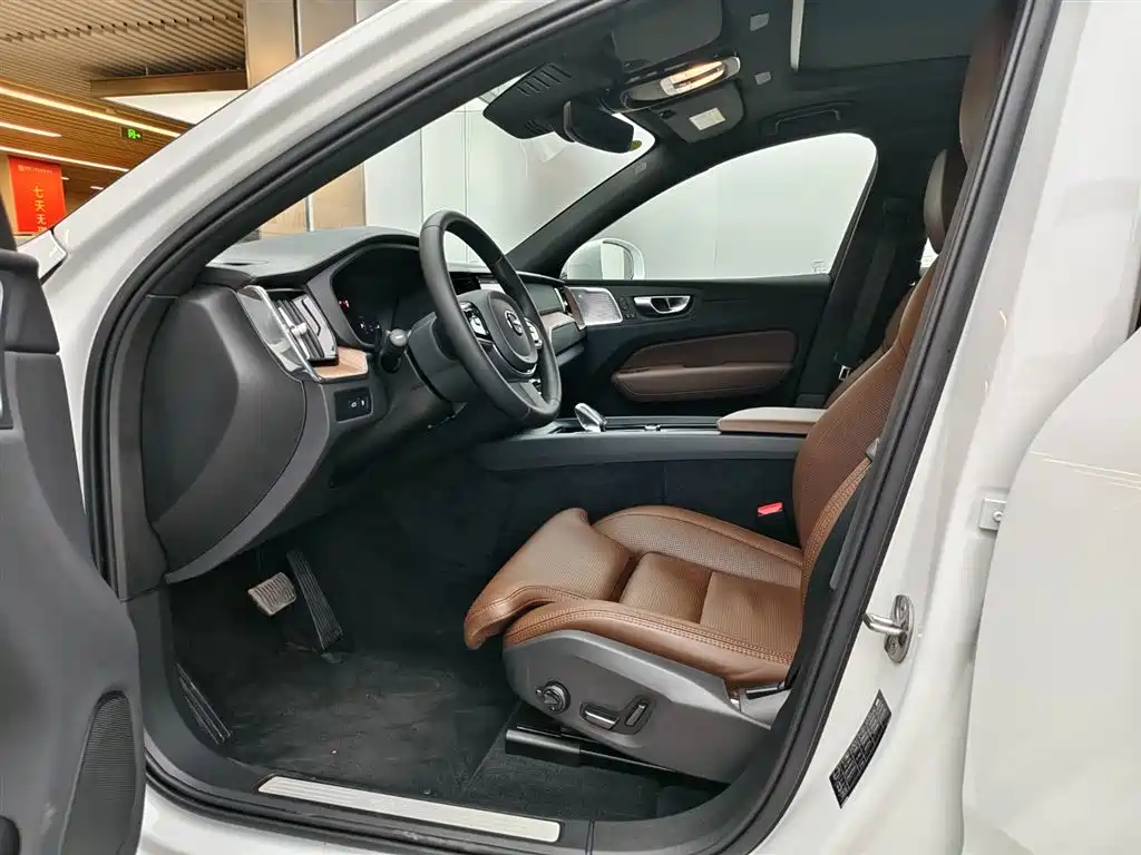 VOLVO XC60 PLUG IN HYBRID