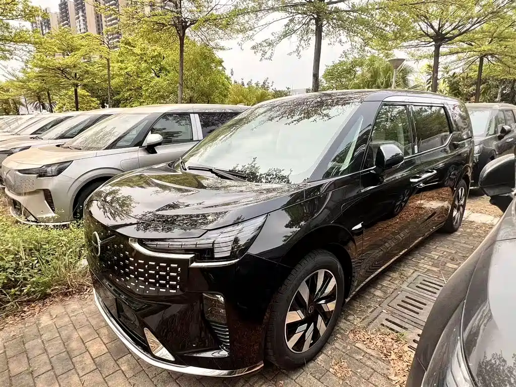 Volvo EM90 2026