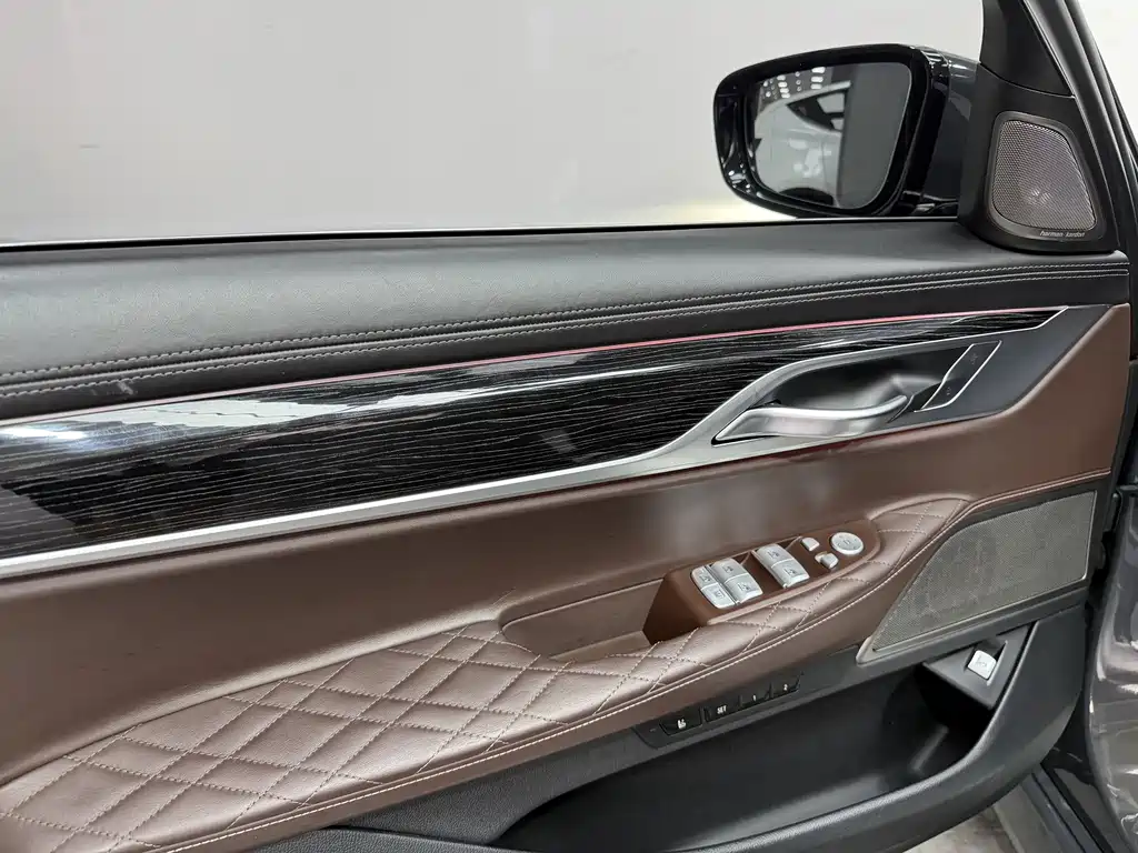 BMW 7 Series — миниатюра 15