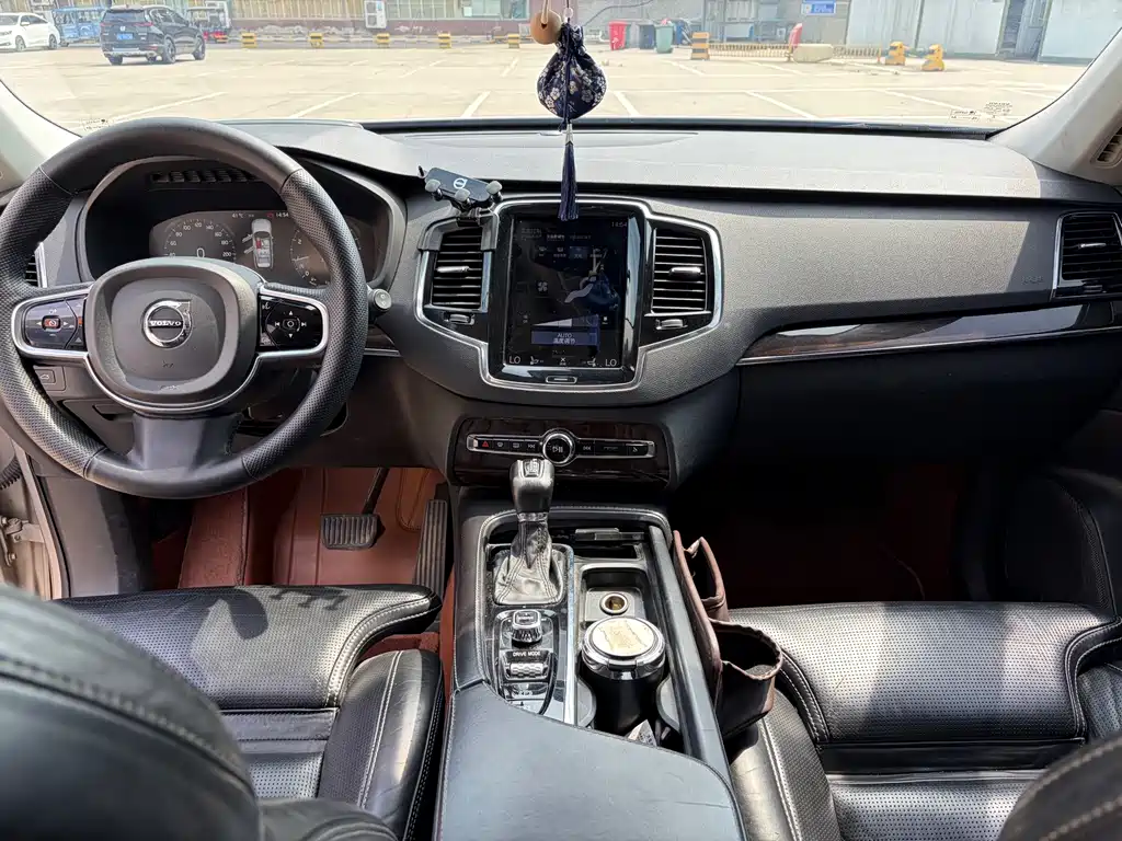 Volvo XC90 2015 T6 5 мест
