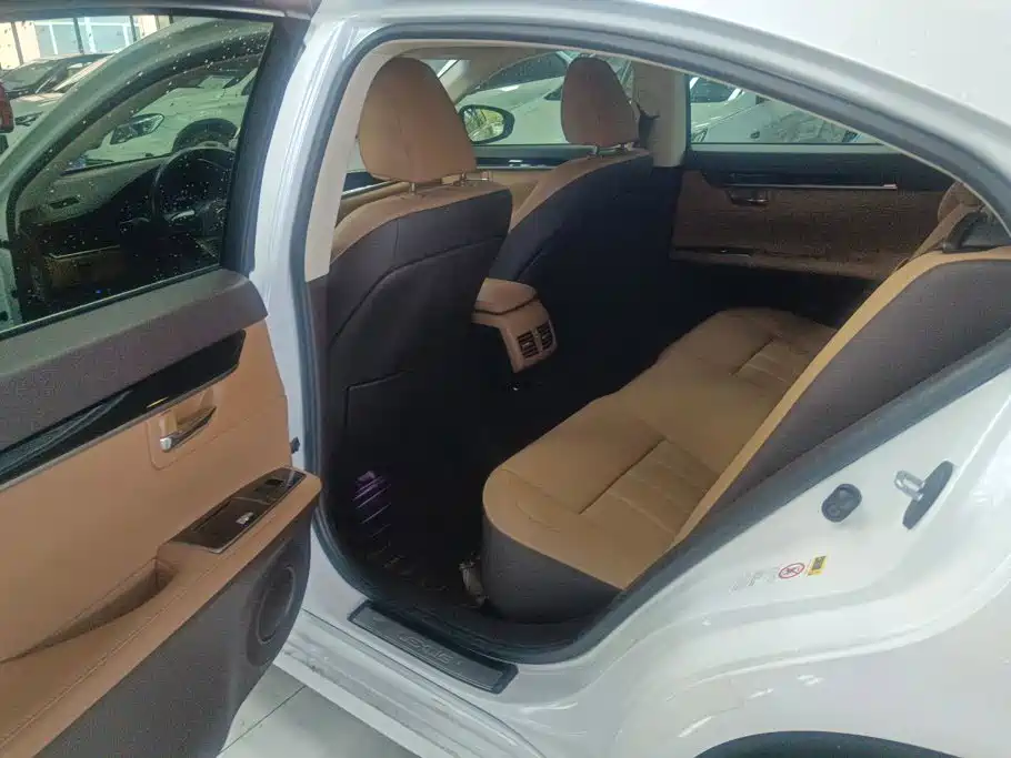Lexus ES — миниатюра 11