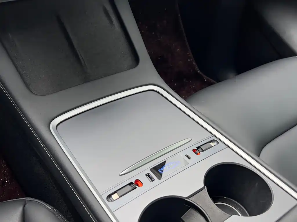 Tesla Model Y — миниатюра 8