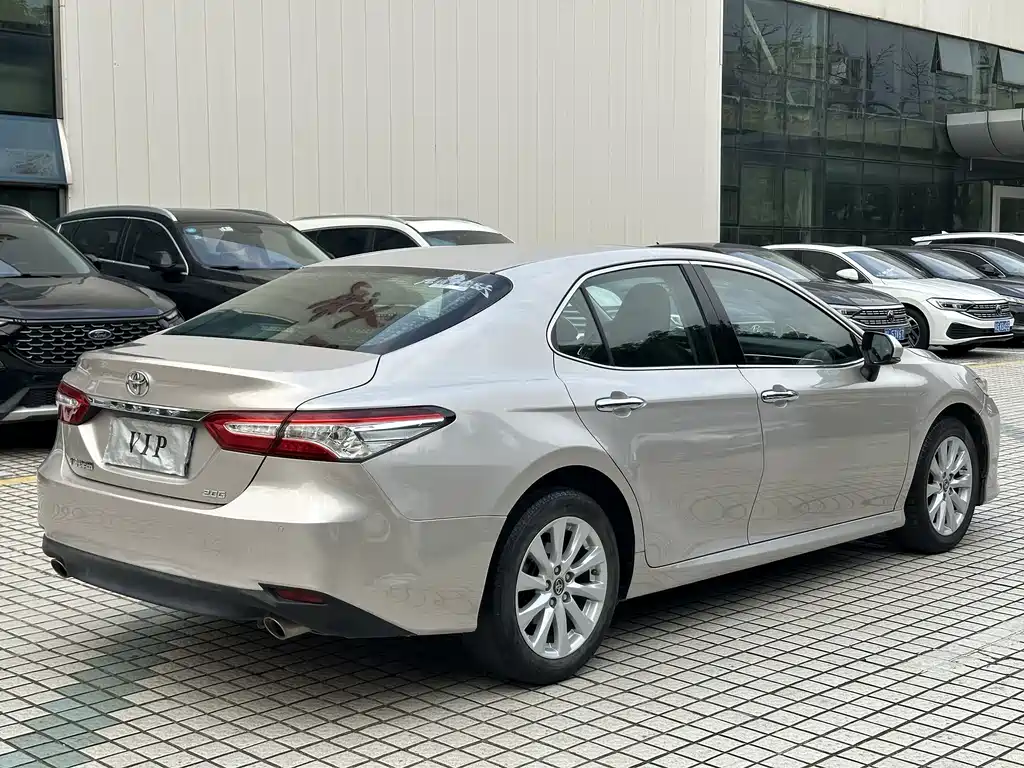 Toyota Camry — миниатюра 5