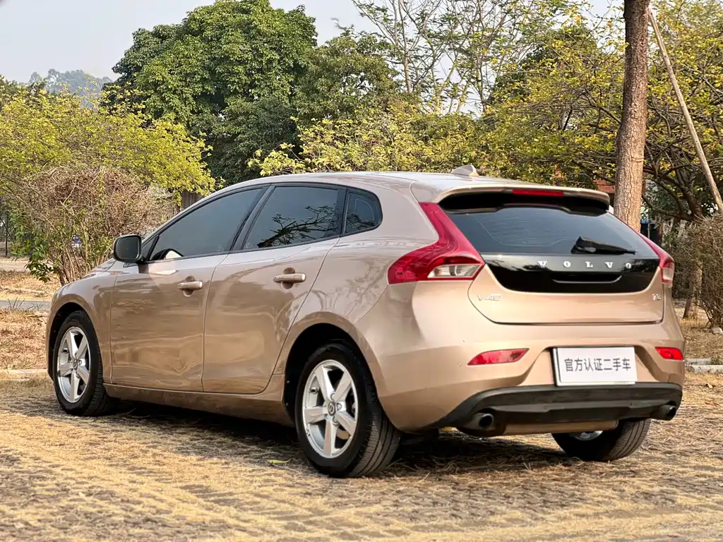 VOLVO V40