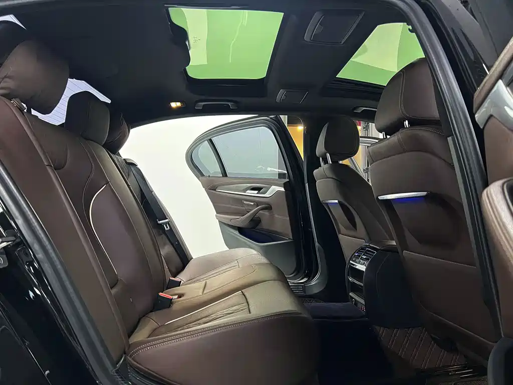 BMW 5 Series — миниатюра 8