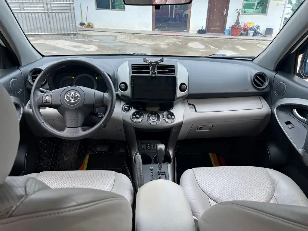 Toyota RAV4 — миниатюра 14