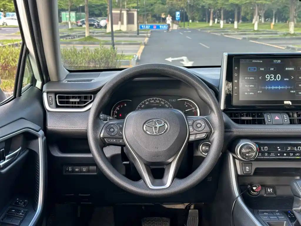 Toyota RAV4 — миниатюра 6