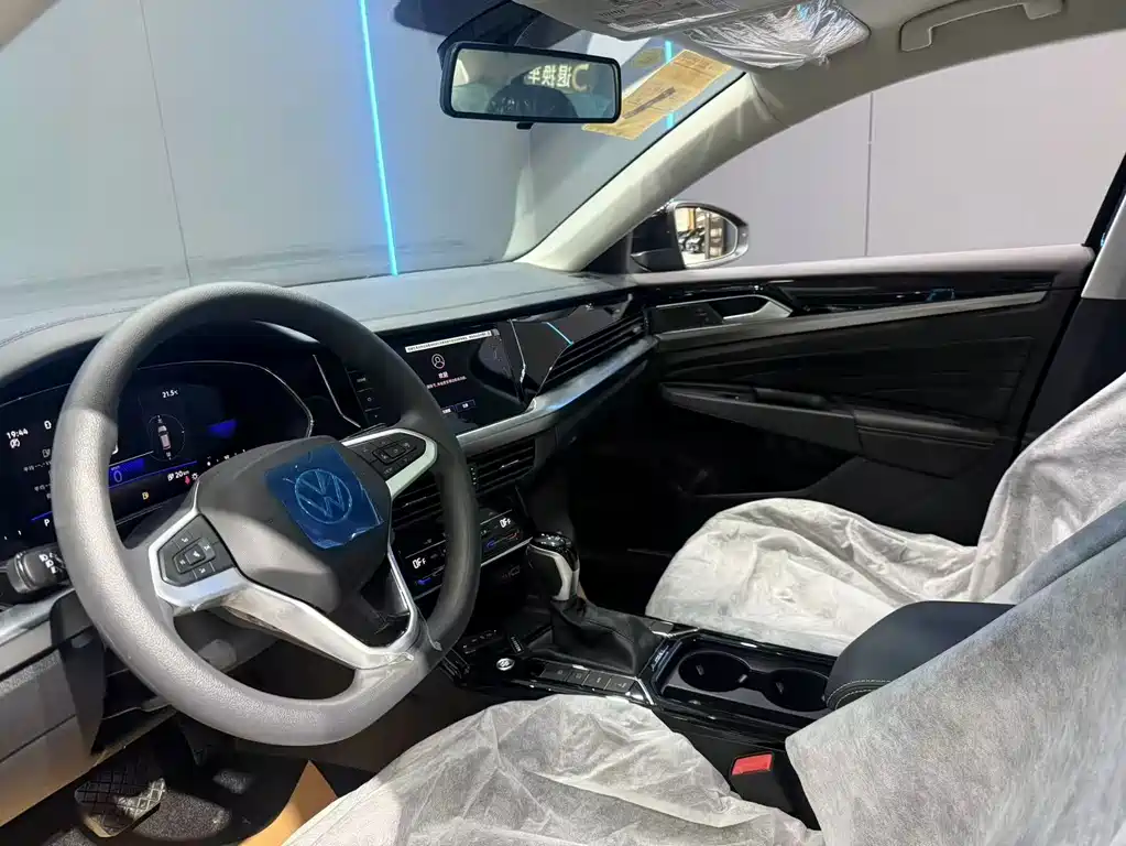Volkswagen Passat PHEV — миниатюра 11