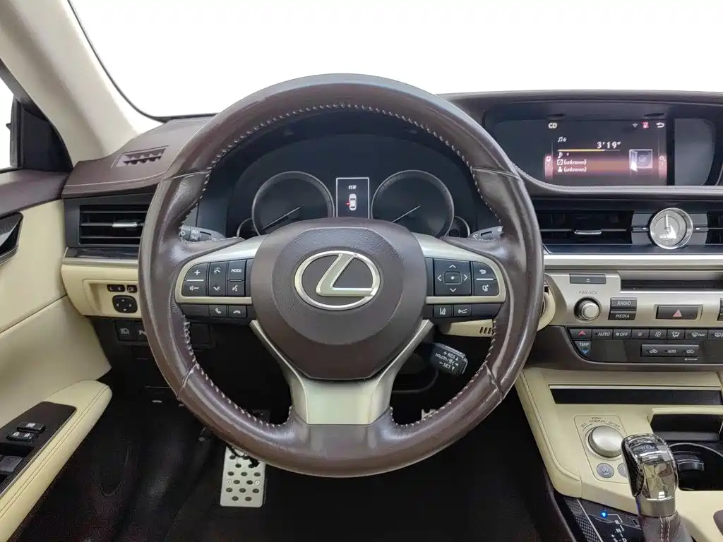 Lexus ES — миниатюра 11