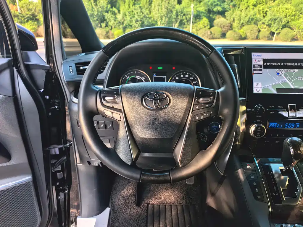 Toyota Alphard — миниатюра 20