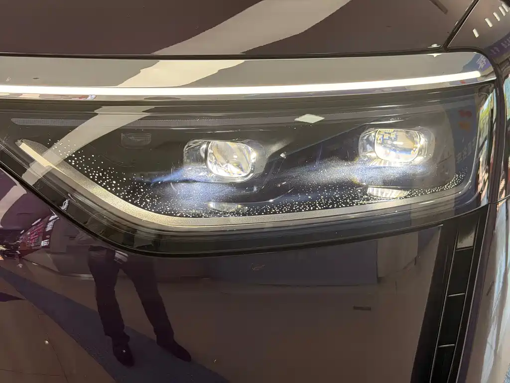 Aito M8 2025 Max+ 53.4kWh 5 мест (192 )