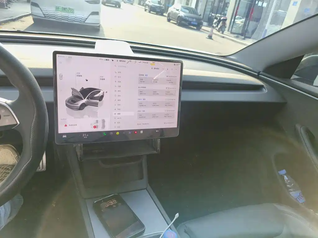 Tesla Model 3 — миниатюра 6