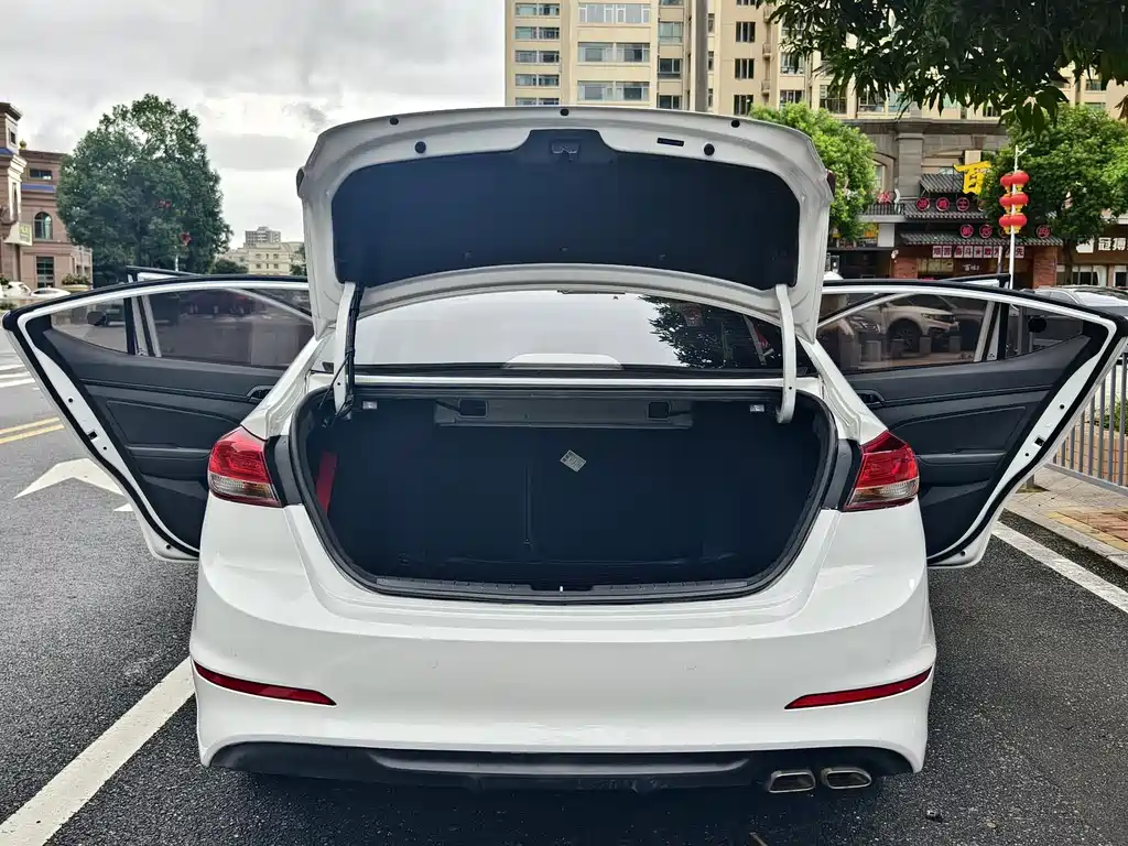 Hyundai Elantra — миниатюра 16