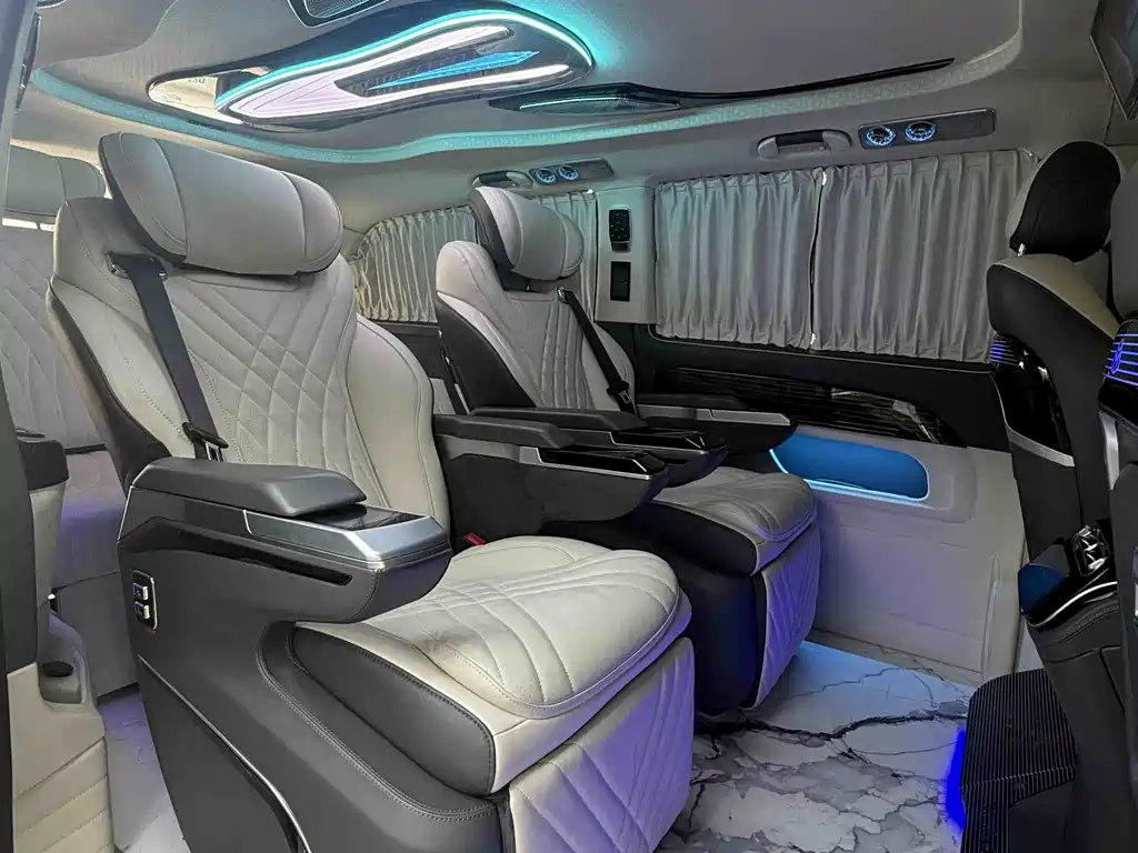Mercedes-Benz Vito 2023 2.0T Elite 7 мест