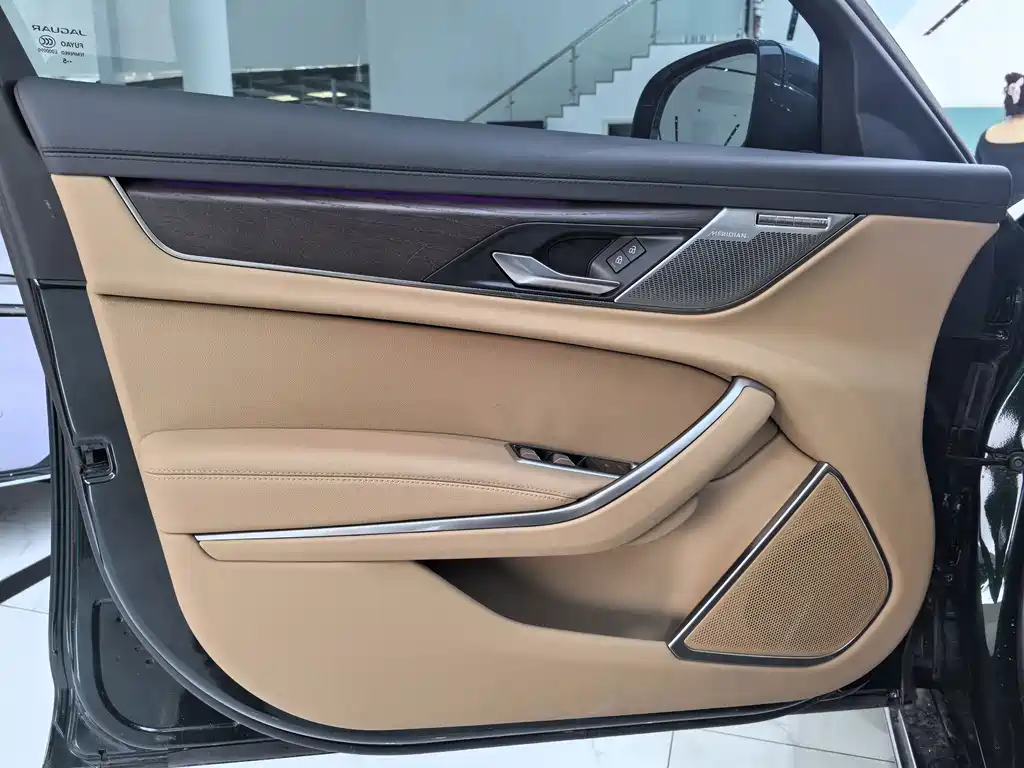 Jaguar XFL — миниатюра 4