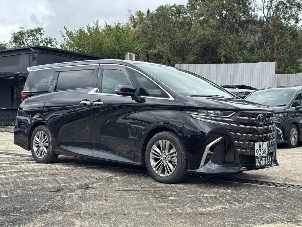 Toyota Alphard — миниатюра 3