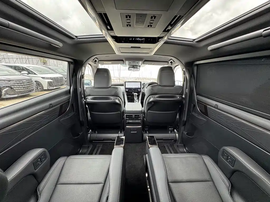 Toyota Alphard — миниатюра 12