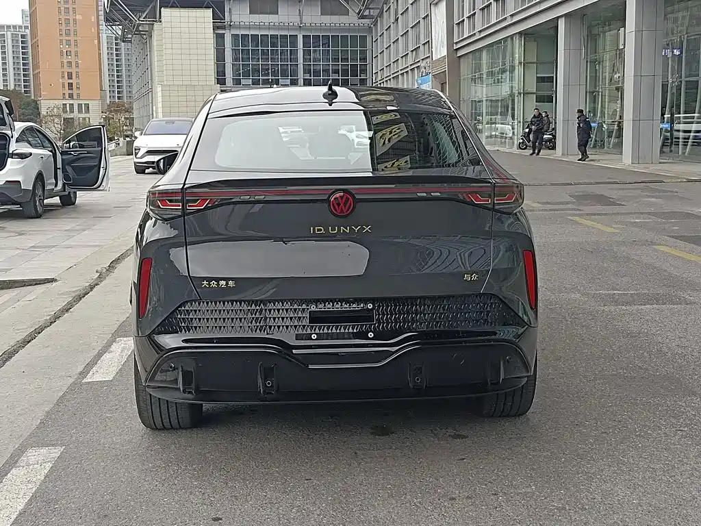 VOLKSWAGEN WITH THE CROWD 06