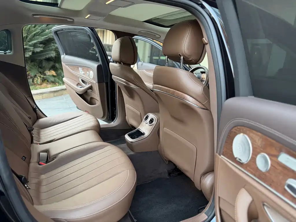 Mercedes-Benz E-Class — миниатюра 7