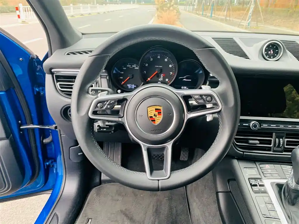 PORSCHE MACAN