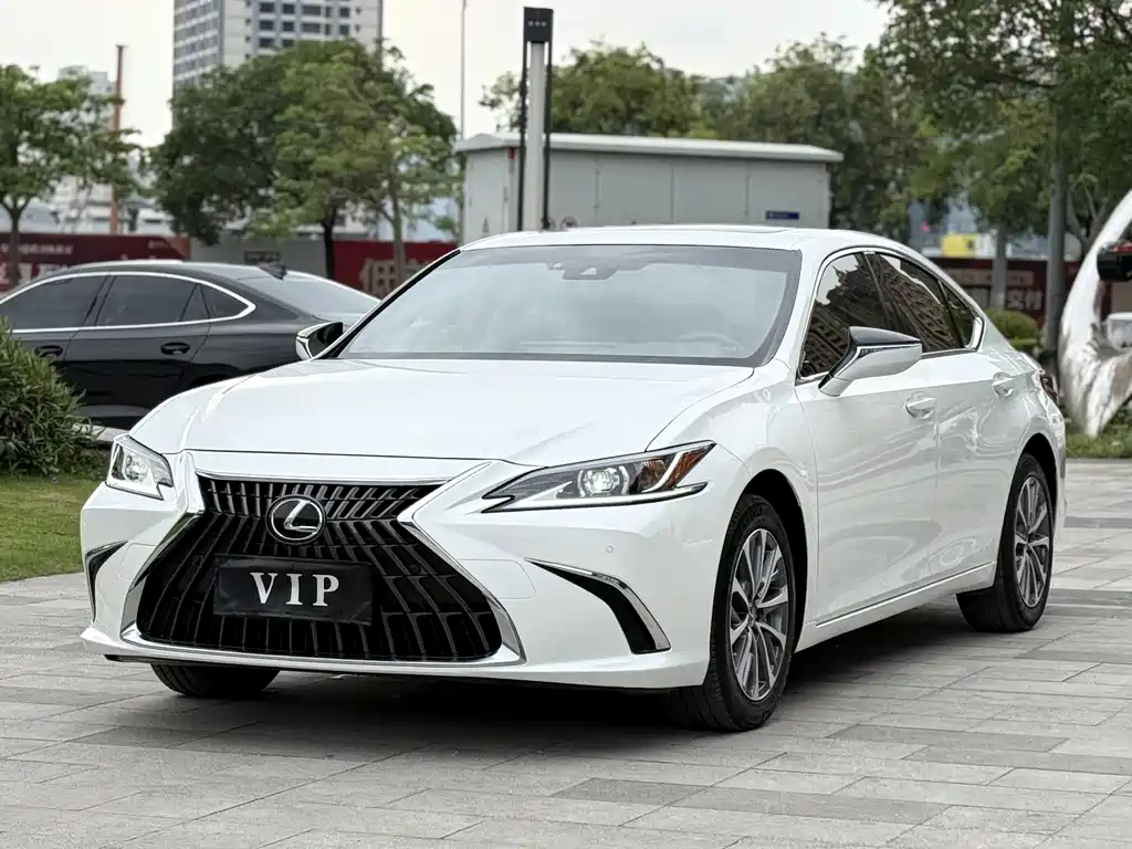 Lexus ES 2023