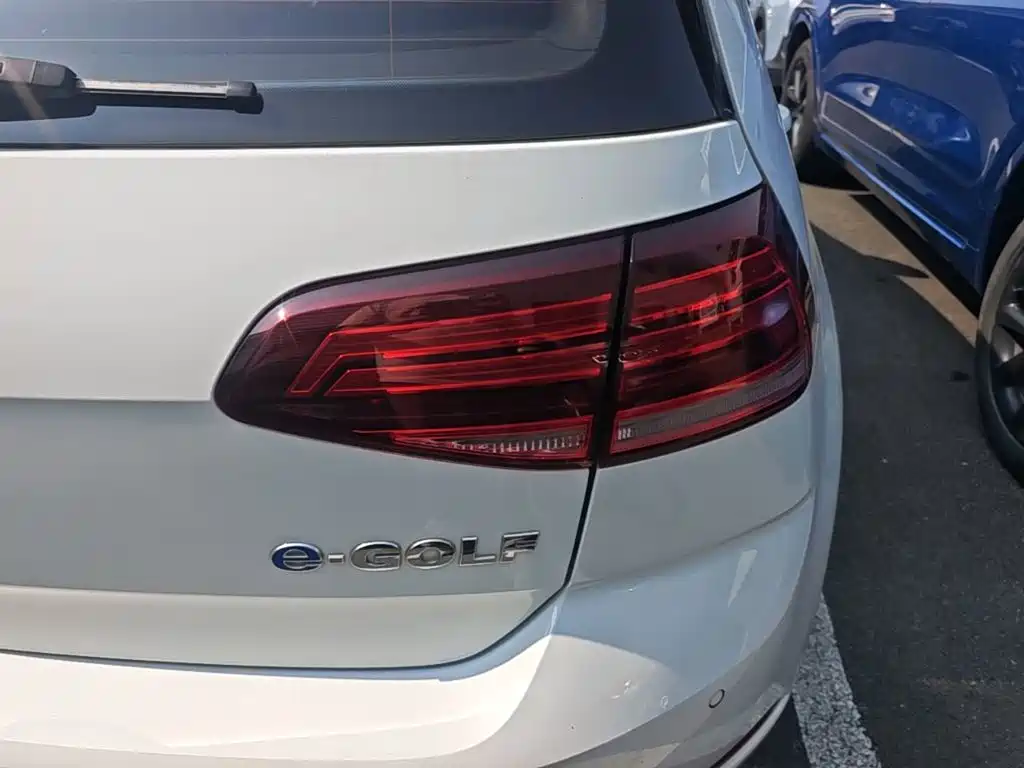 Volkswagen Golf ·